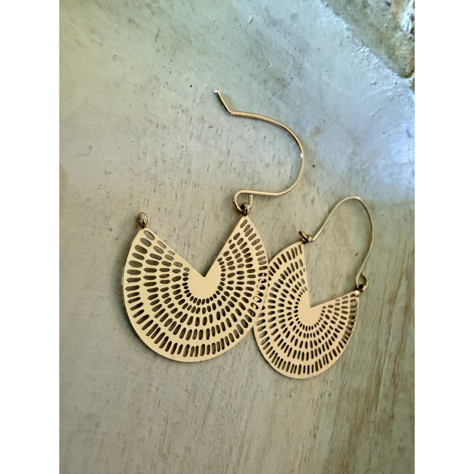Gold Tone Filigree Fan Drop Earrings Boho Lightweight Dangle 16$